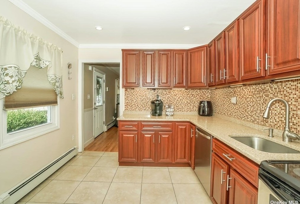 63 Green Ln, Plainedge, NY 11756-4029