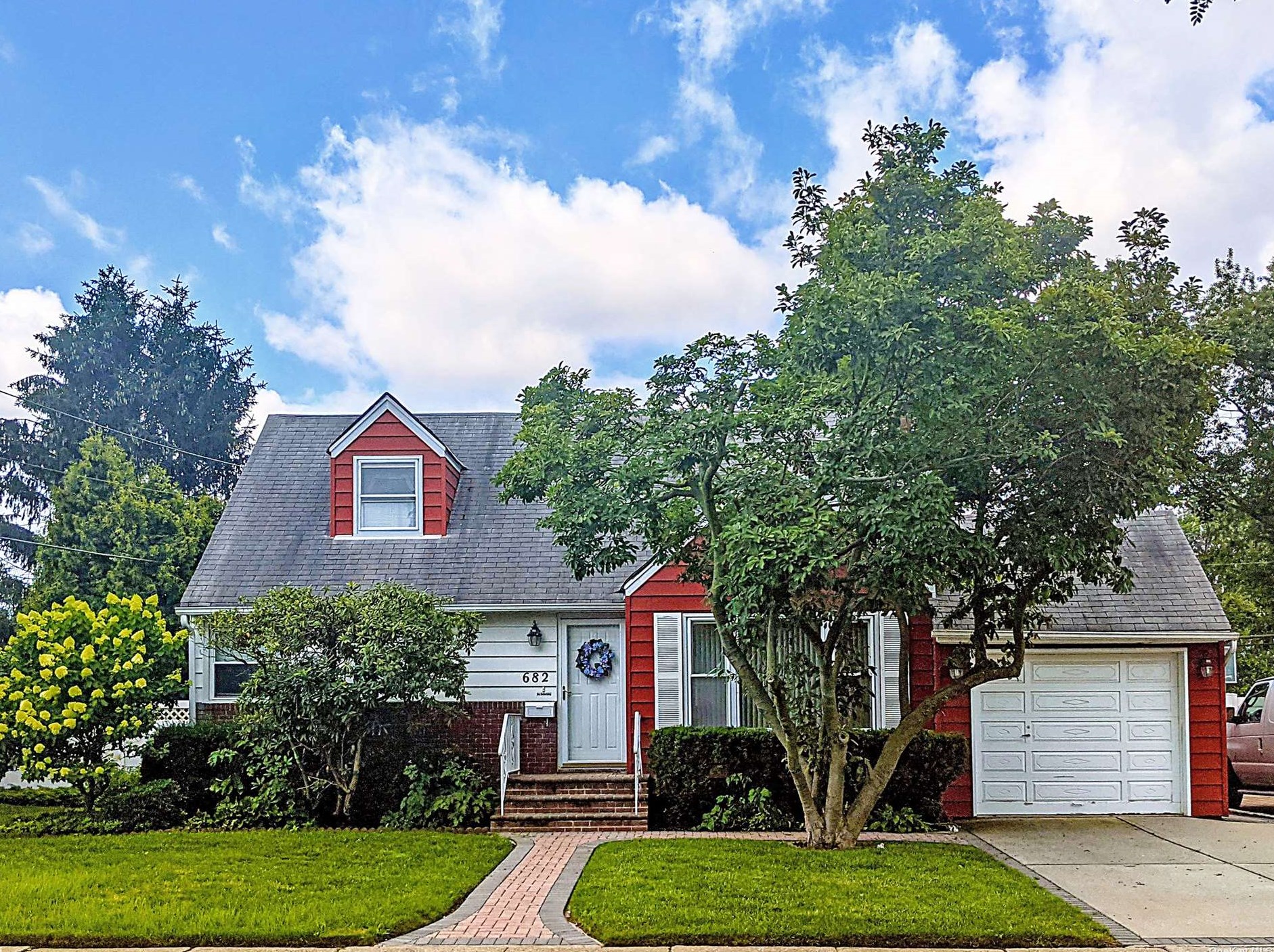 682 Summer Ave, Hempstead, NY 11553-3307