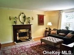 280 Park Ave, North Hills, NY 11030