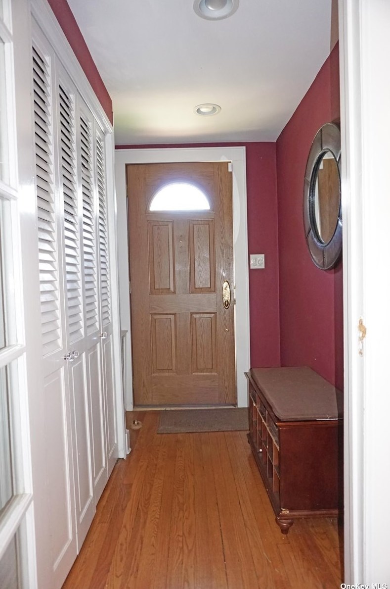 27 Everett St, Lynbrook, NY 11563-3230