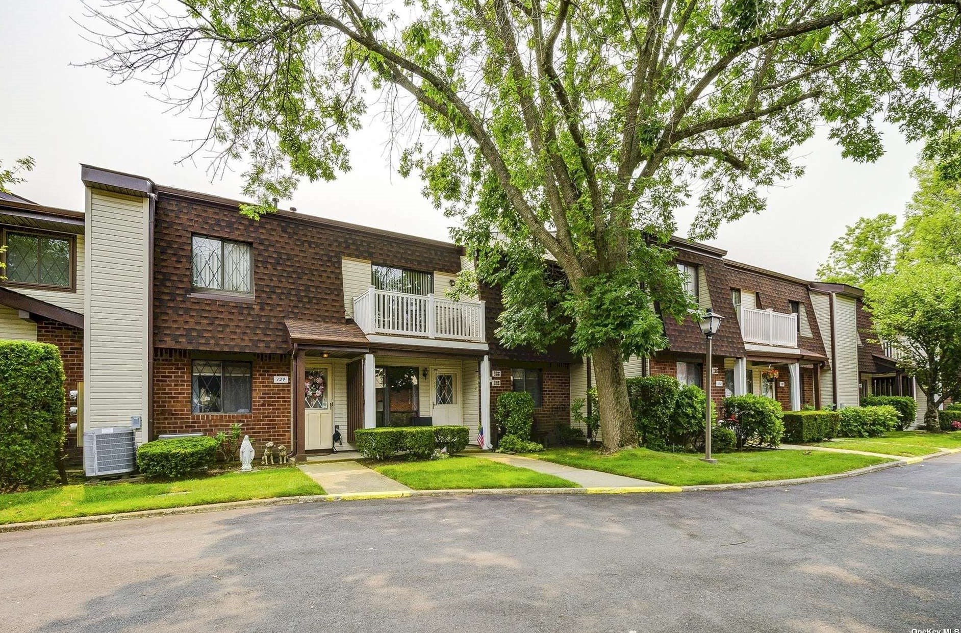 124 Clubhouse Dr #124, Copiague, NY 11726