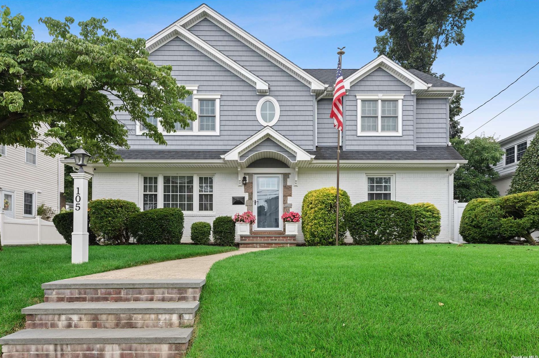 105 Scarcliffe Dr, Malverne, NY 11565-1049