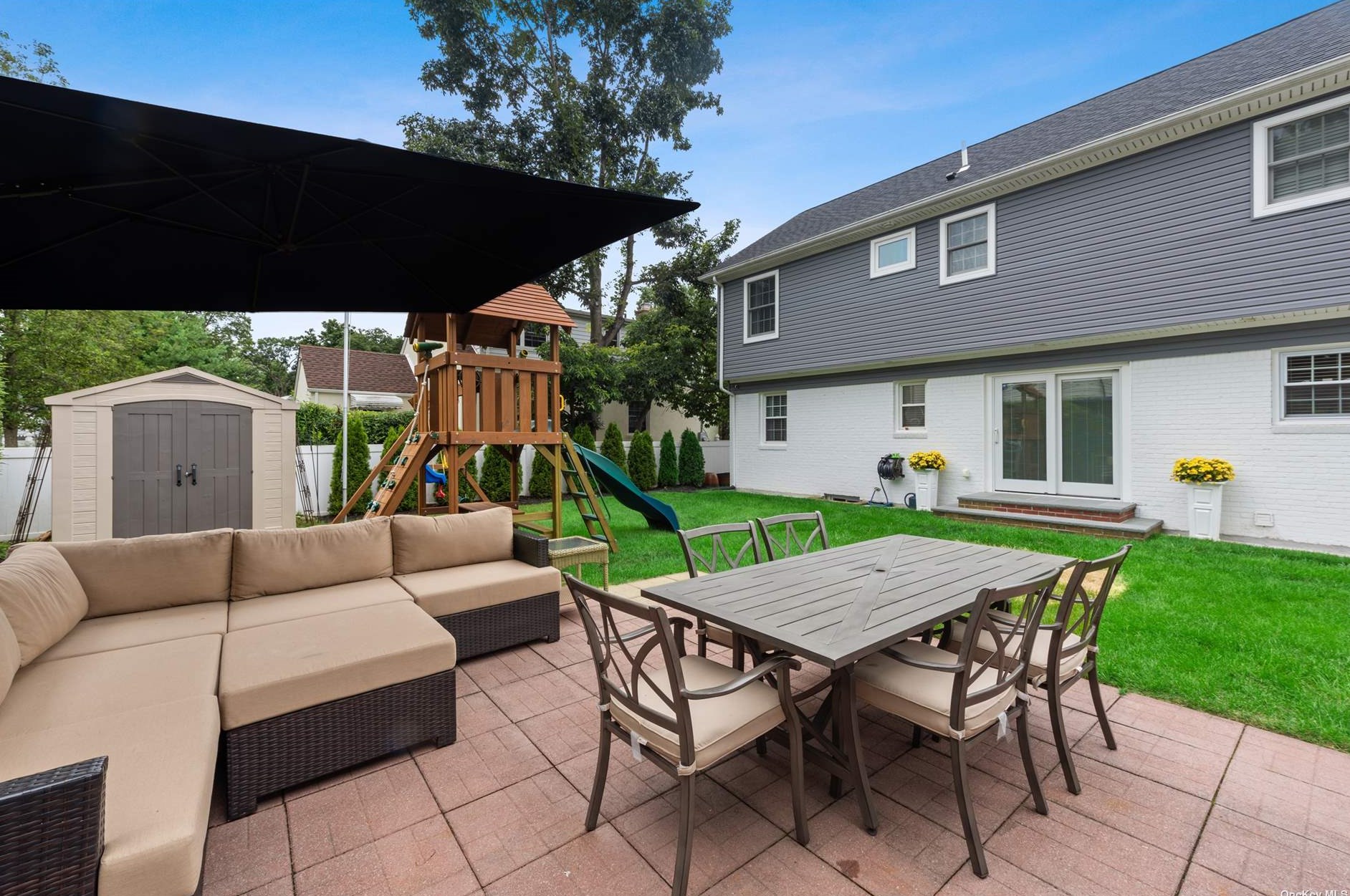 105 Scarcliffe Dr, Malverne NY  11565-1049 exterior