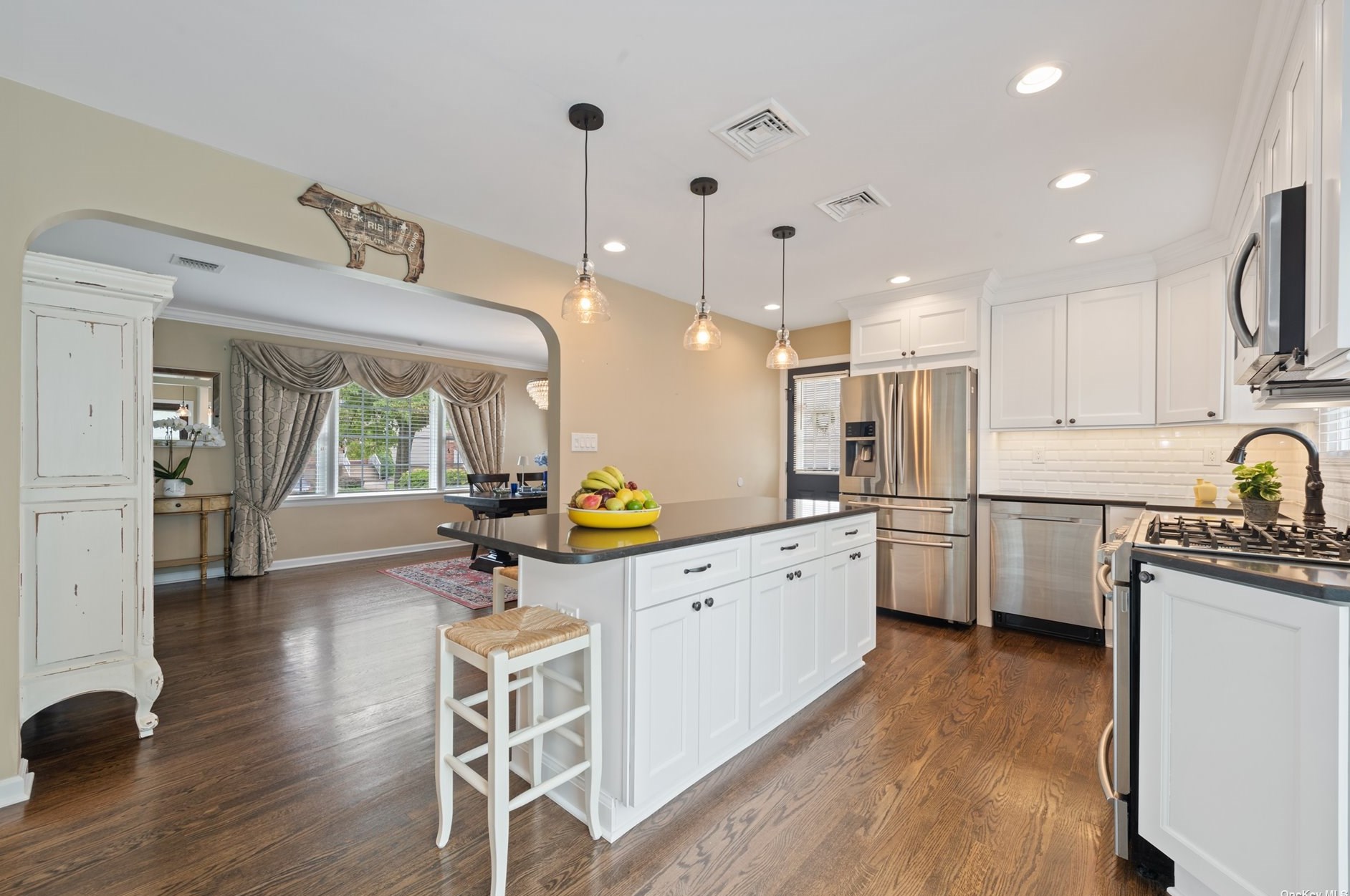 105 Scarcliffe Dr, Malverne NY  11565-1049 exterior