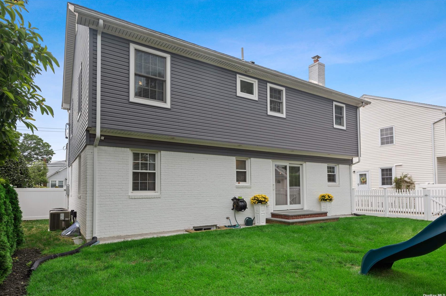 105 Scarcliffe Dr, Malverne NY  11565-1049 exterior