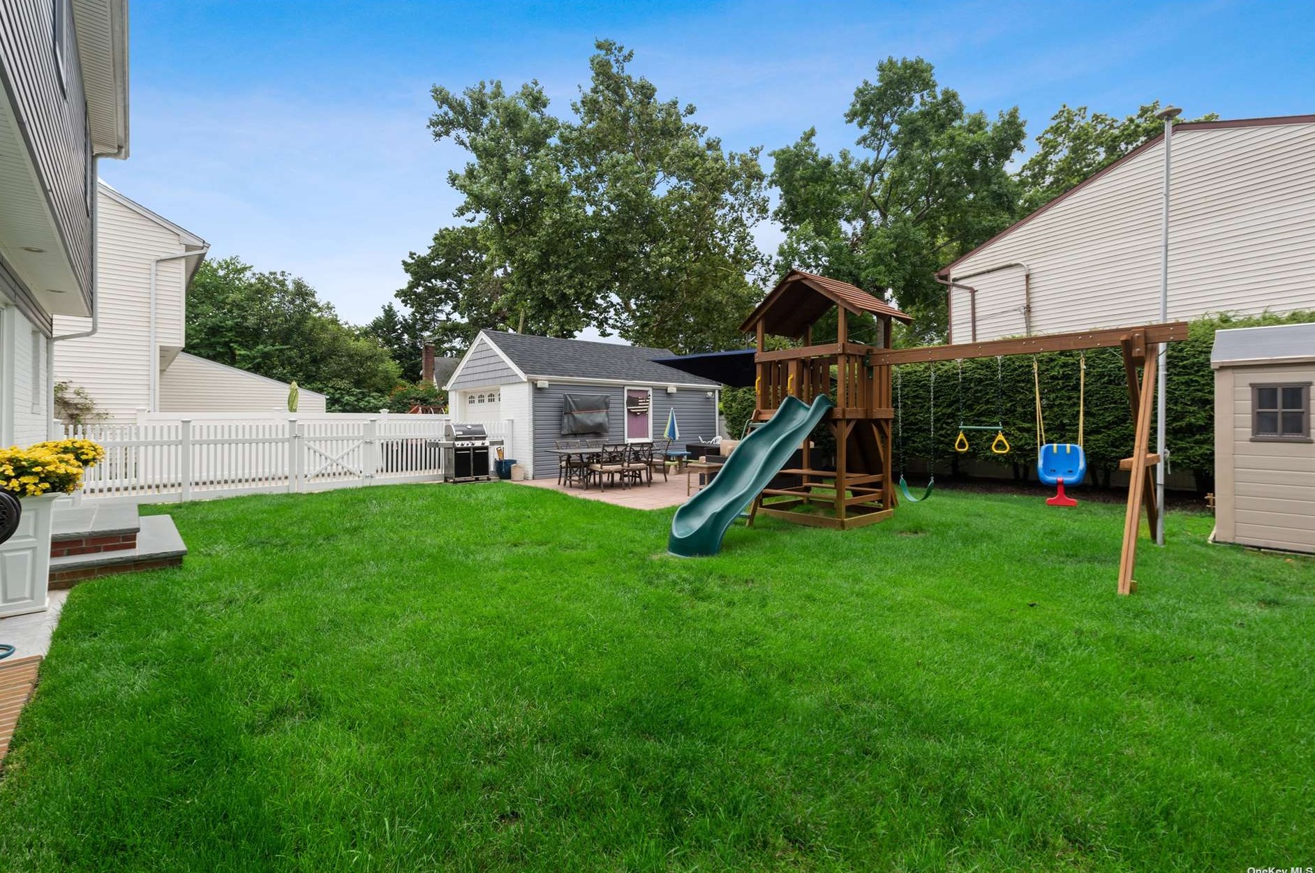 105 Scarcliffe Dr, Malverne NY  11565-1049 exterior