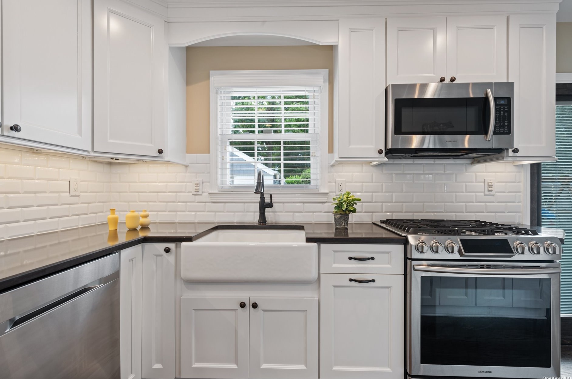 105 Scarcliffe Dr, Malverne NY  11565-1049 exterior