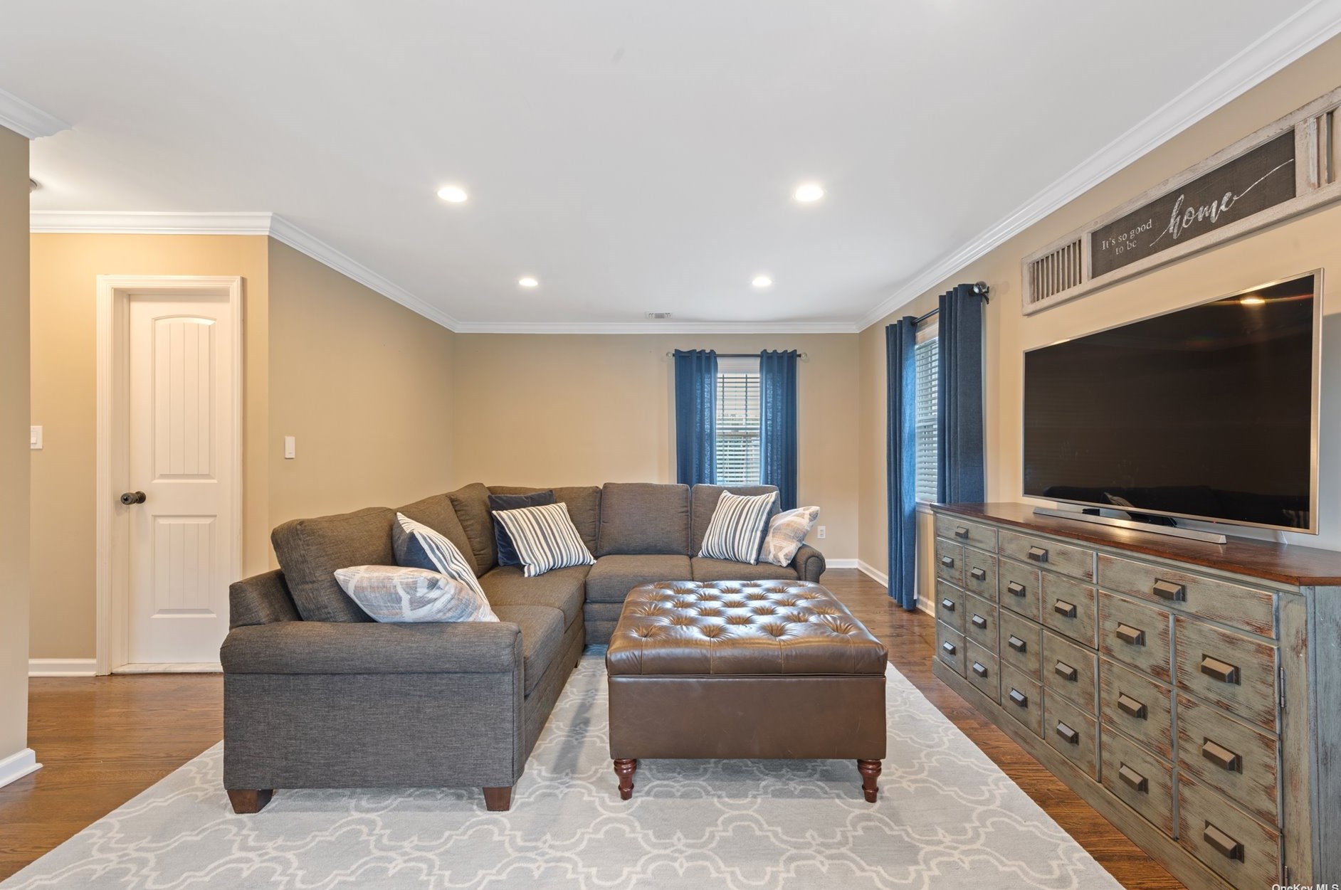 105 Scarcliffe Dr, Malverne NY  11565-1049 exterior