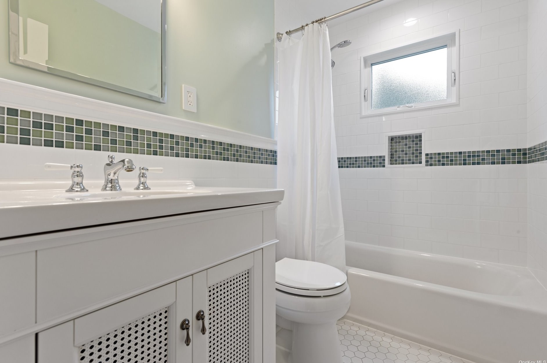 105 Scarcliffe Dr, Malverne NY  11565-1049 exterior