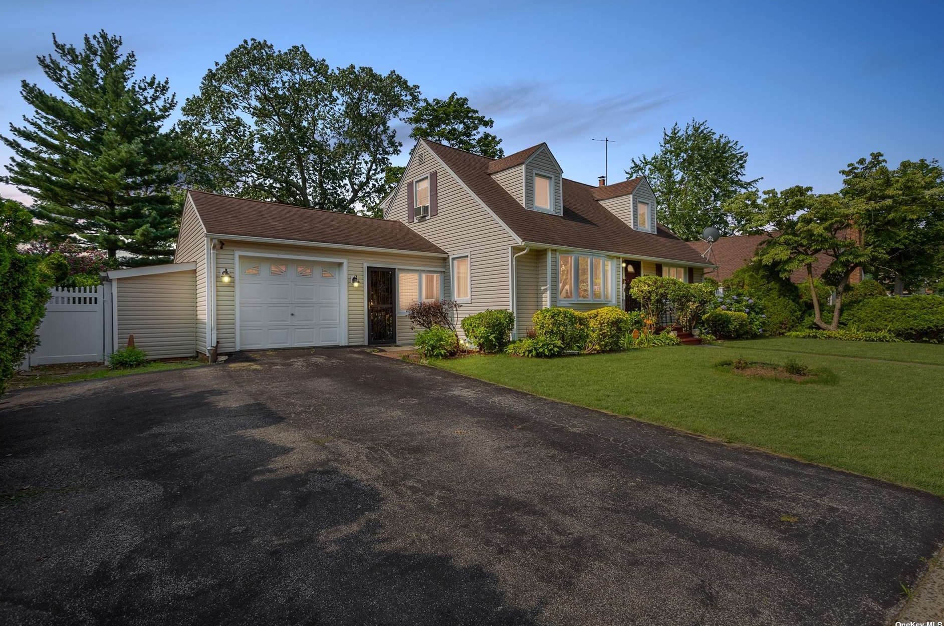 449 Rose Ave, Hempstead, NY 11552-4006