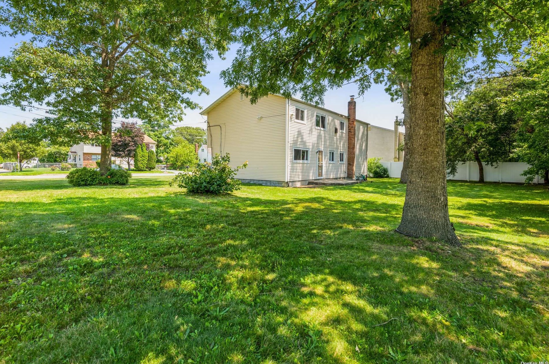 46 S 26th St, Wheatley Heights, NY 11798