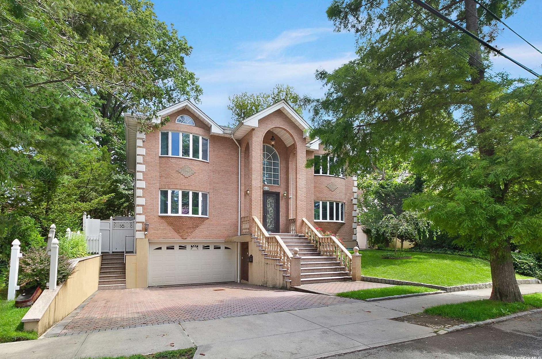 41-21 Morgan St, Flushing, NY 11363-1438