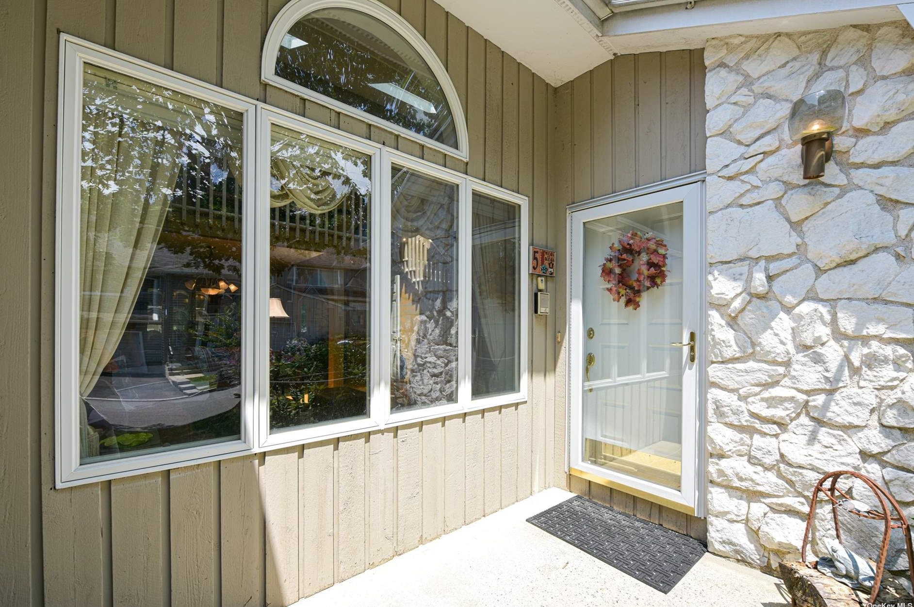 5 Stone Gate Ct, Smithtown, NY 11787-1568
