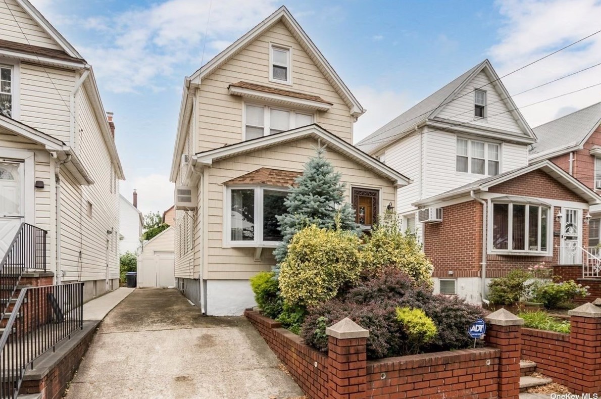 62-52 84th St, Flushing, NY 11379-1605