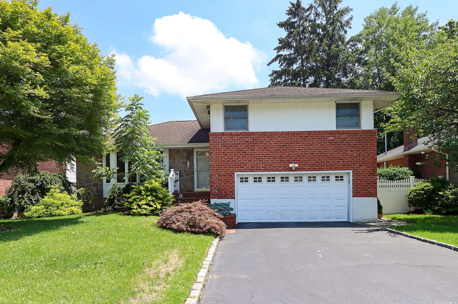 91 Birchwood Park Dr, Syosset NY  11791-6409 exterior