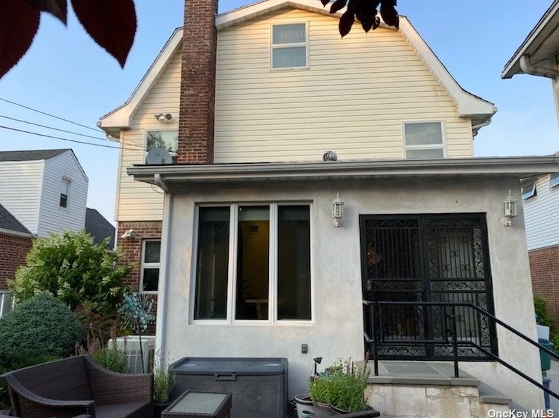 56-40 201st St, Flushing, NY 11364-1015