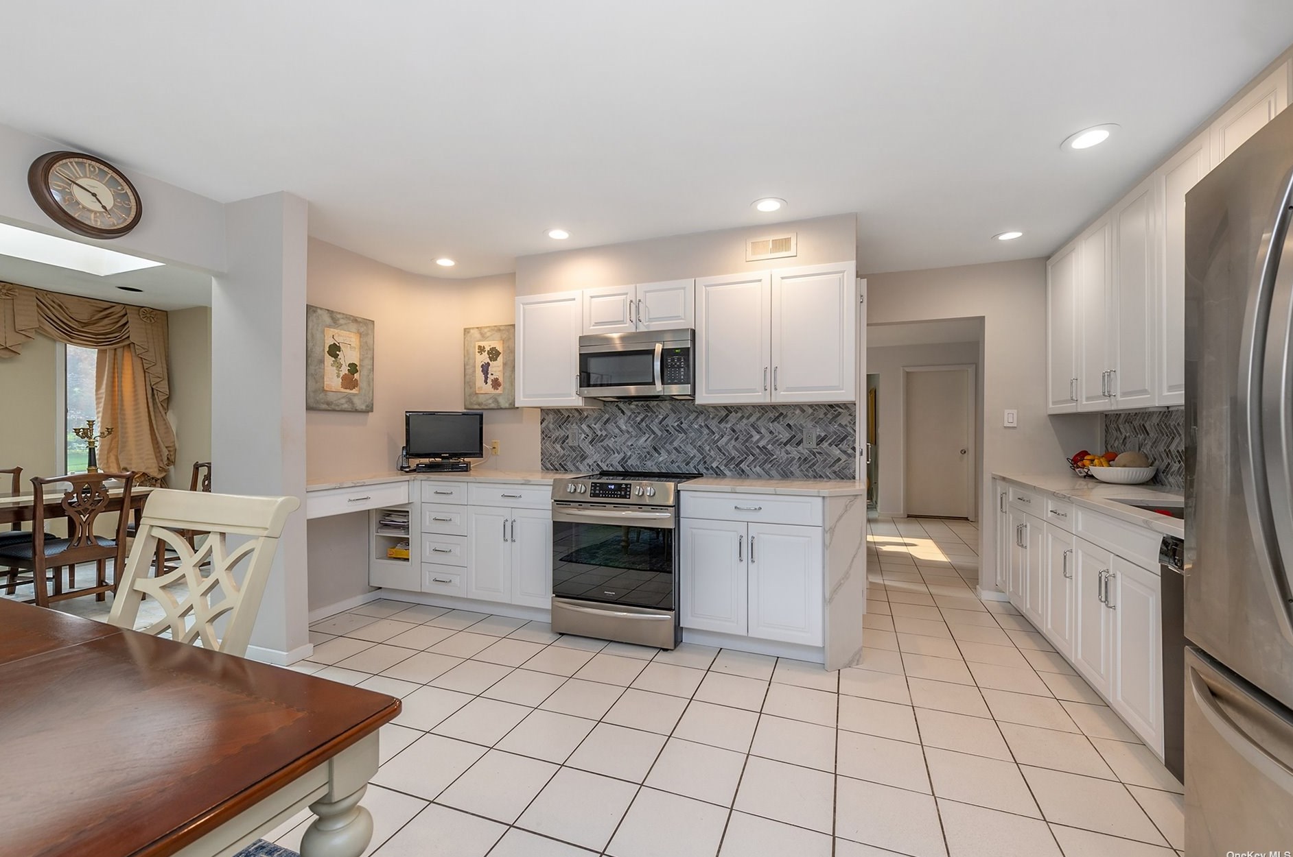 177 Shepherd Ln, East Hills NY  11577-2525 exterior