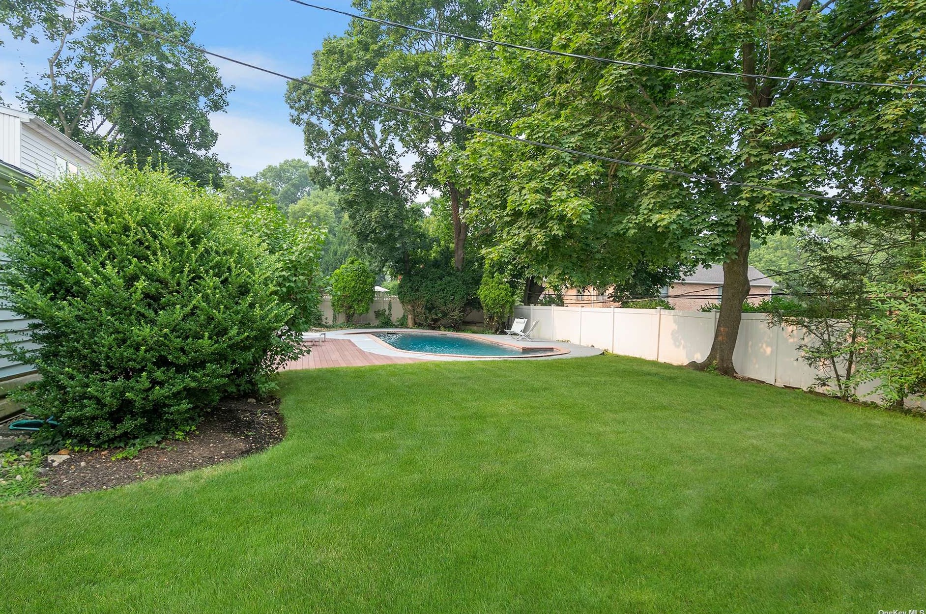 177 Shepherd Ln, East Hills NY  11577-2525 exterior