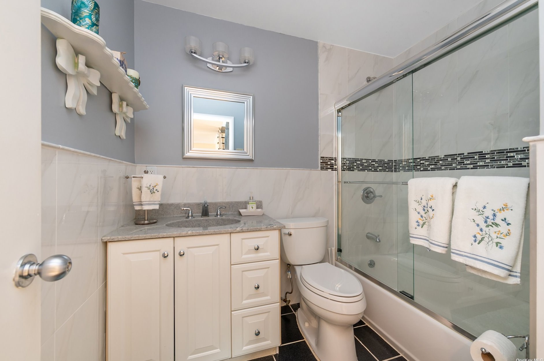 177 Shepherd Ln, East Hills NY  11577-2525 exterior