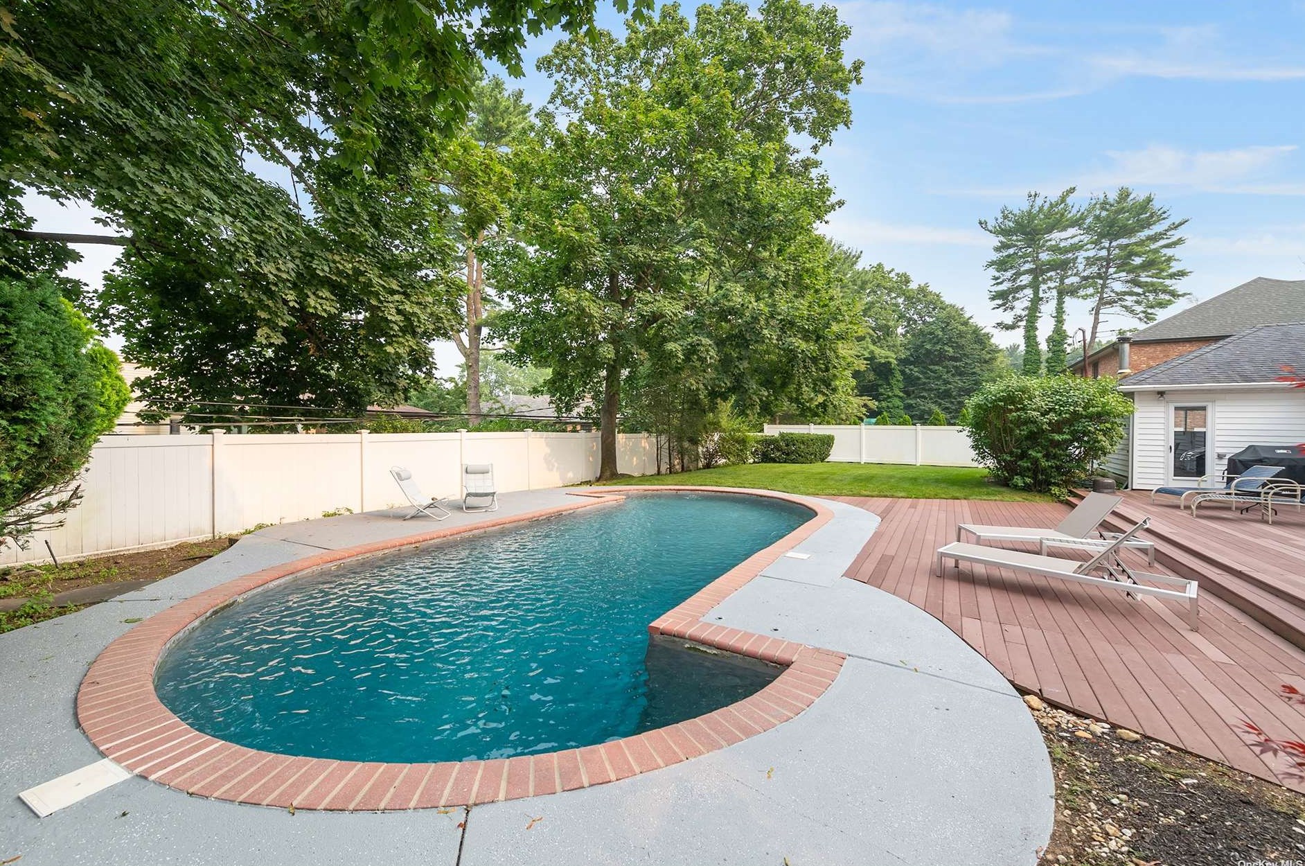 177 Shepherd Ln, East Hills NY  11577-2525 exterior