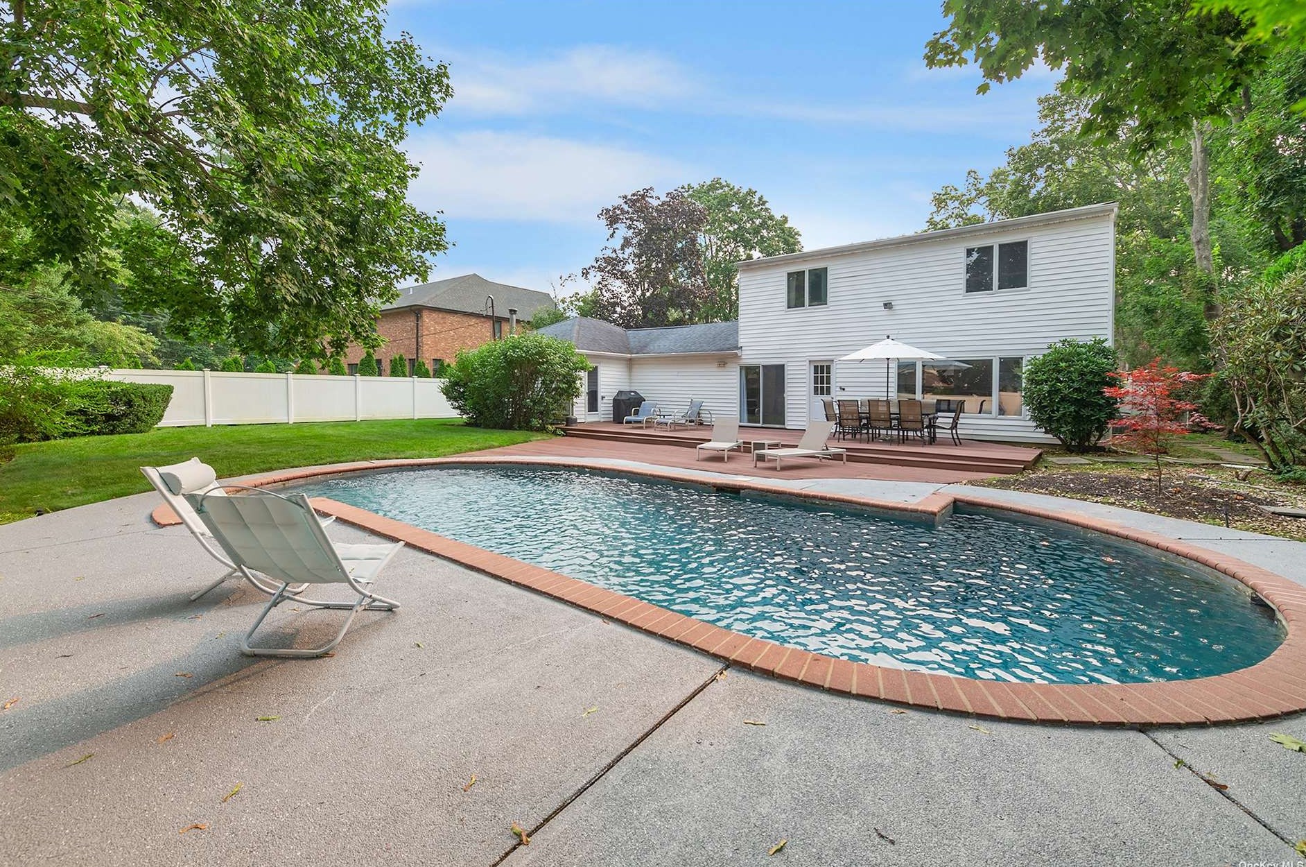 177 Shepherd Ln, East Hills NY  11577-2525 exterior