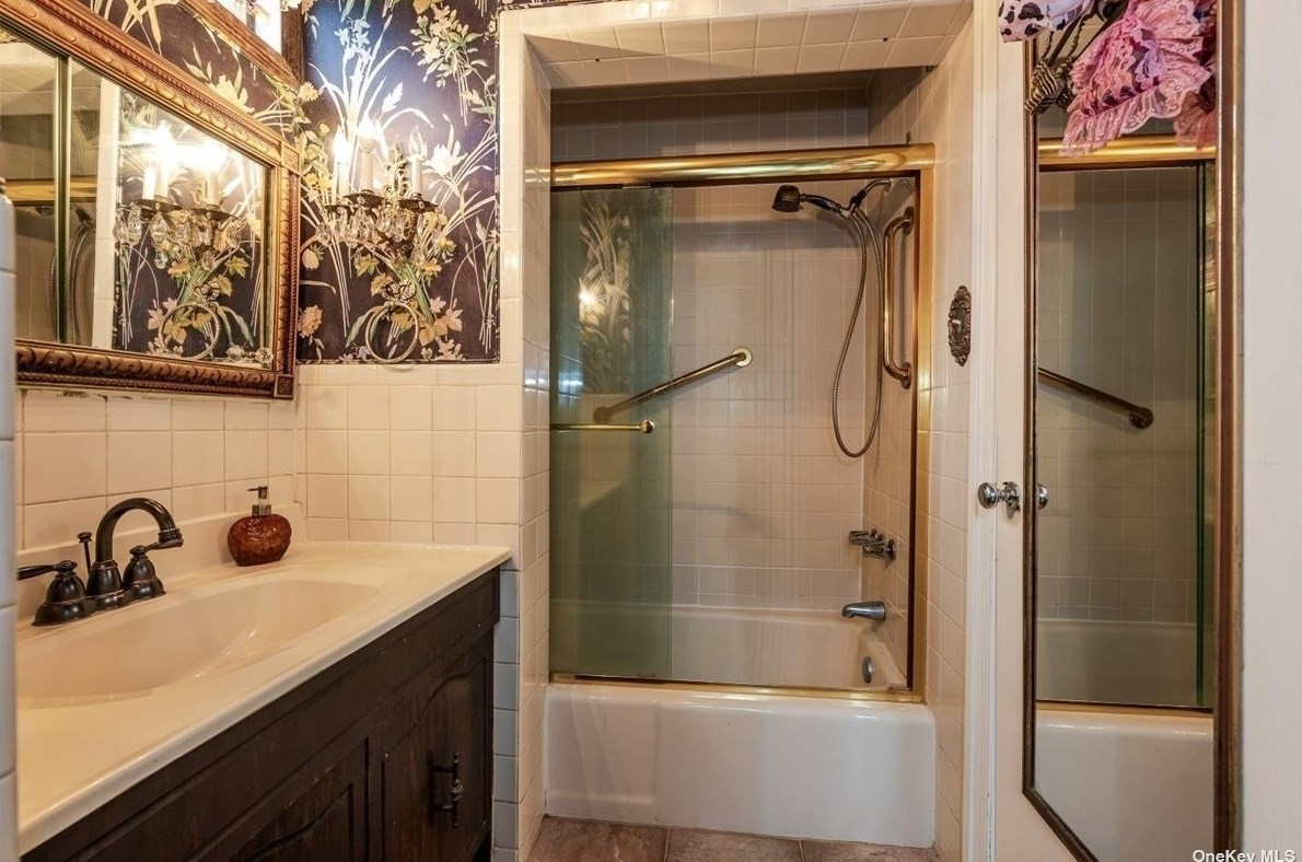 476 Main St, Hunt NY  11743-3137 exterior