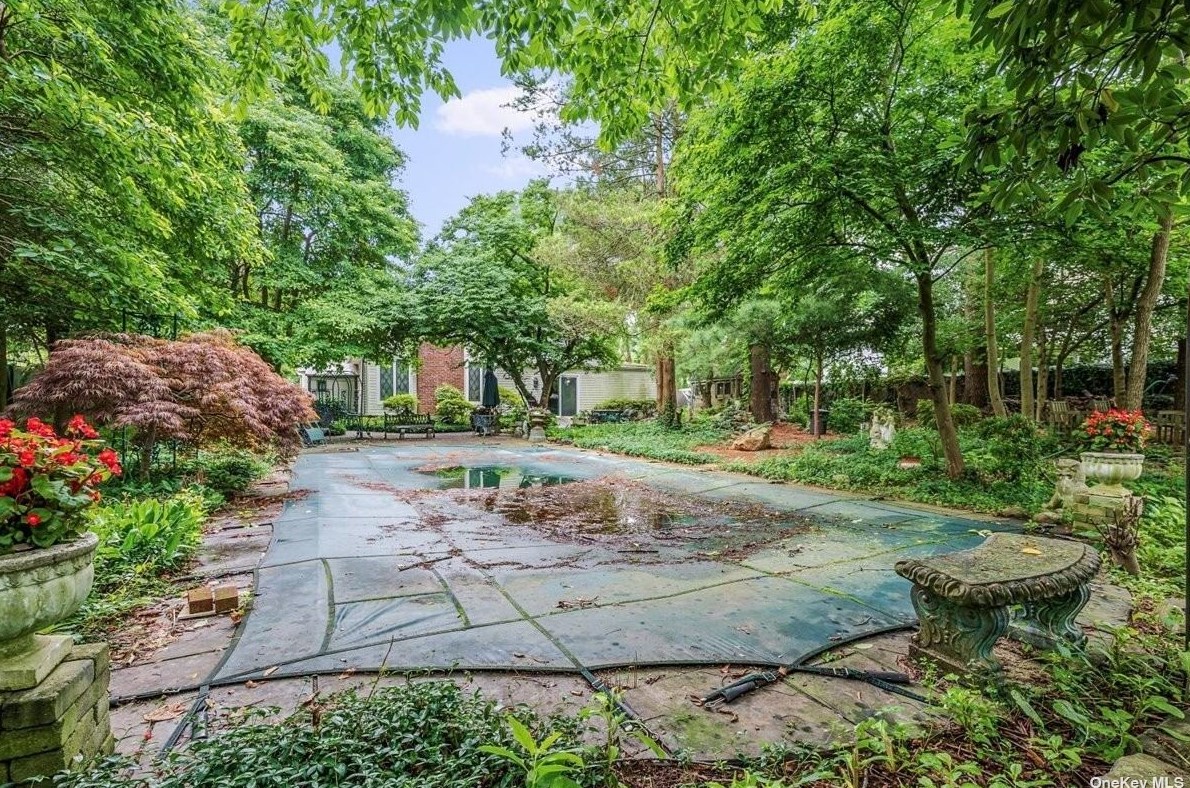 476 Main St, Hunt NY  11743-3137 exterior