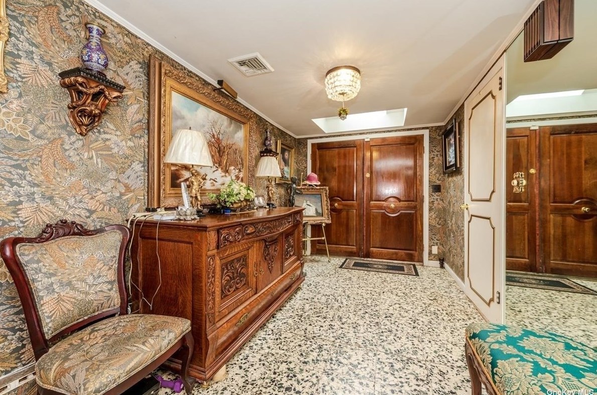 476 Main St, Hunt, NY 11743-3137