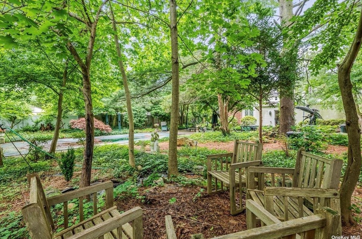 476 Main St, Hunt NY  11743-3137 exterior