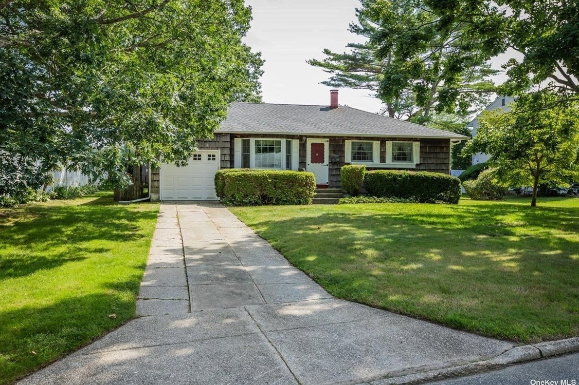 4 Avon Pl, West Sayville, NY 11796