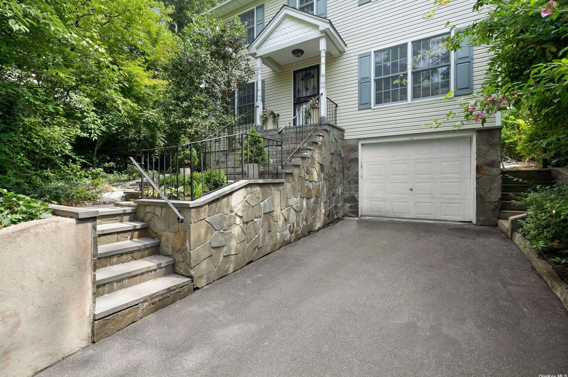 5 Ash Ct, Bayville, NY 11709-1700