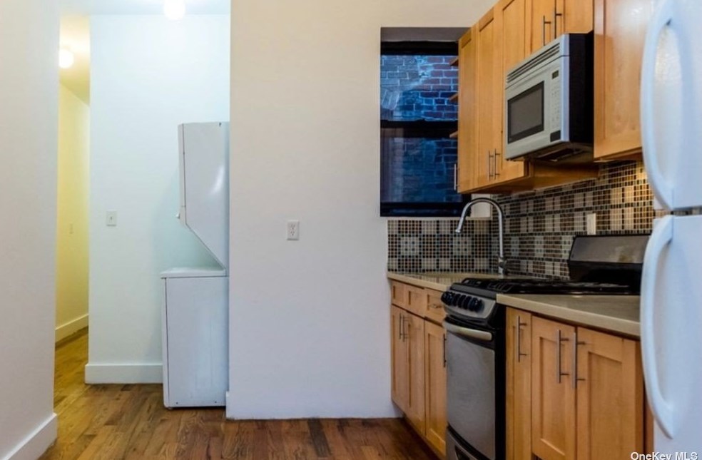 518 Chauncey St, Brooklyn NY  11233-2535 exterior