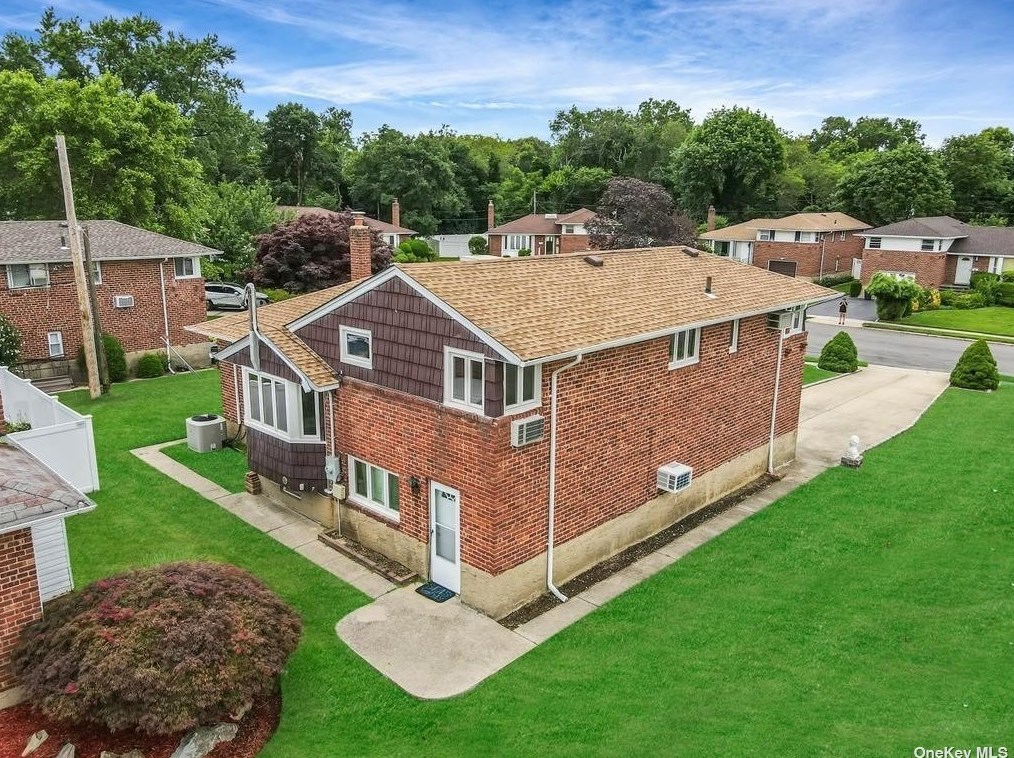 221 Stephen St, Plainedge, NY 11756-1729