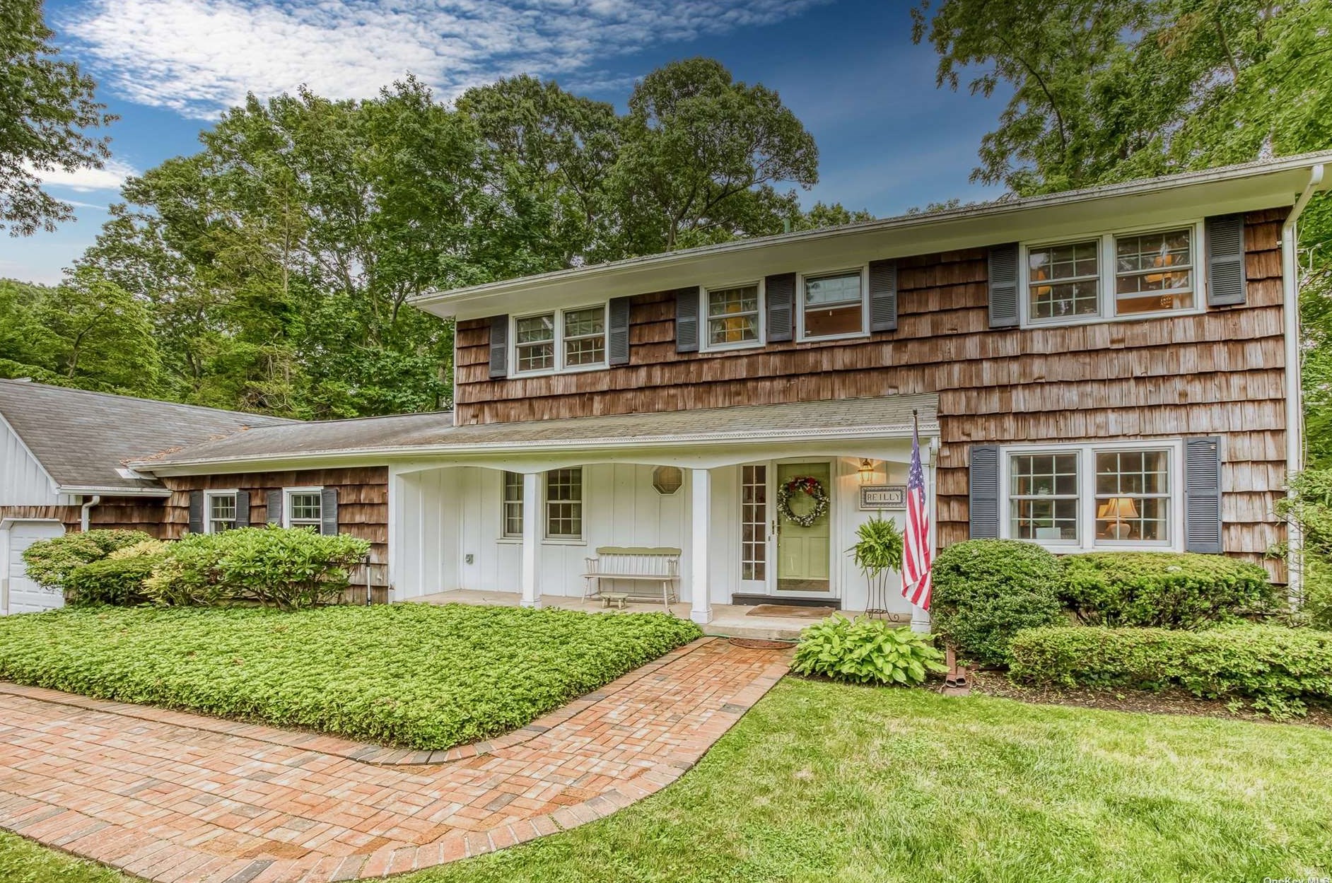 14 Andrea Dr, Strongs Neck, NY 11733-1905