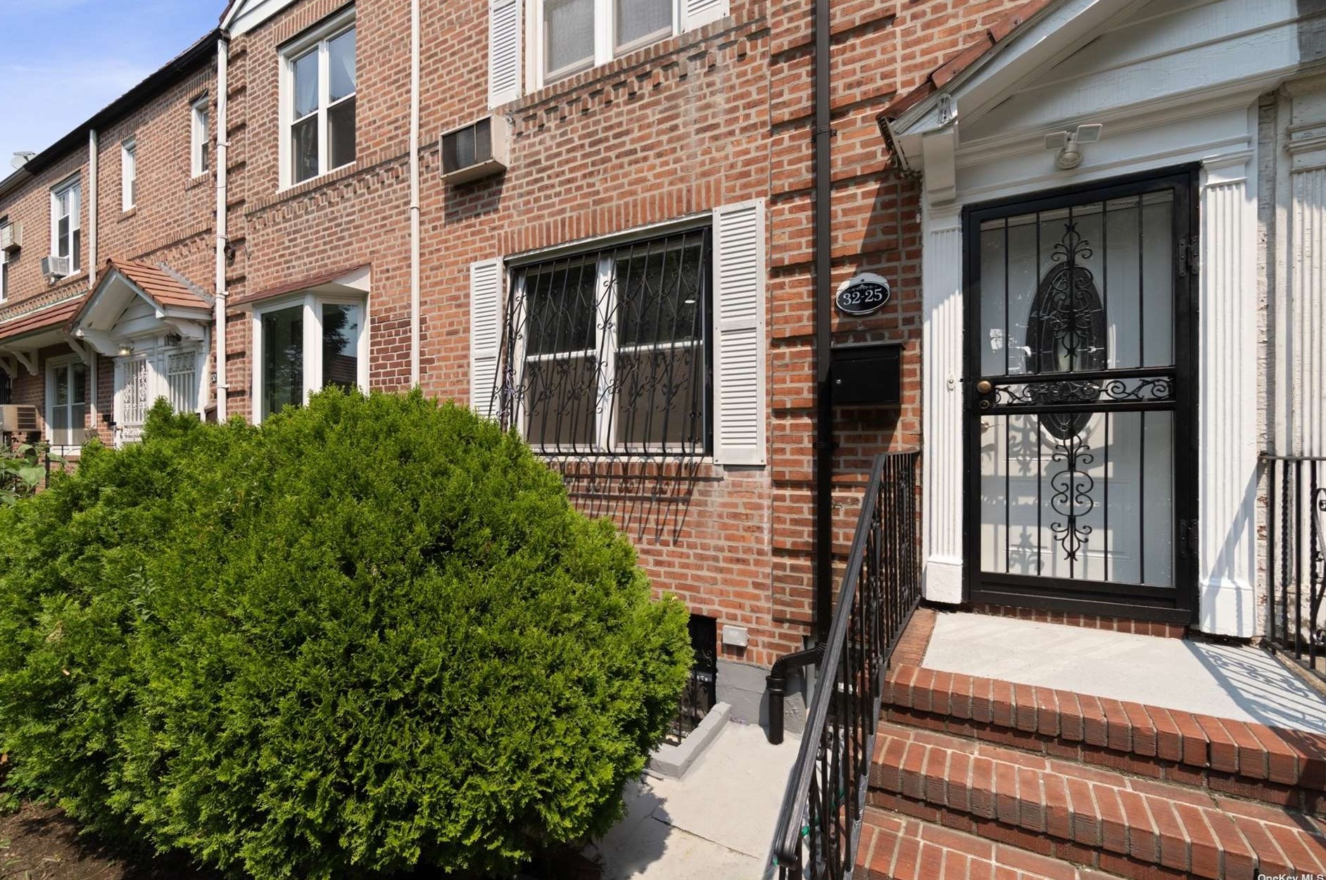 32-25 77th St, Flushing, NY 11370-1207