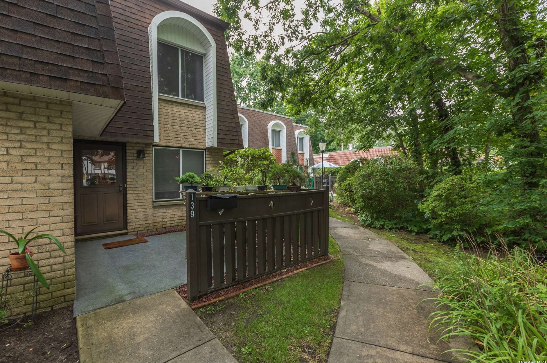 139 Golf Ln, Gordon Heights, NY 11763-1254