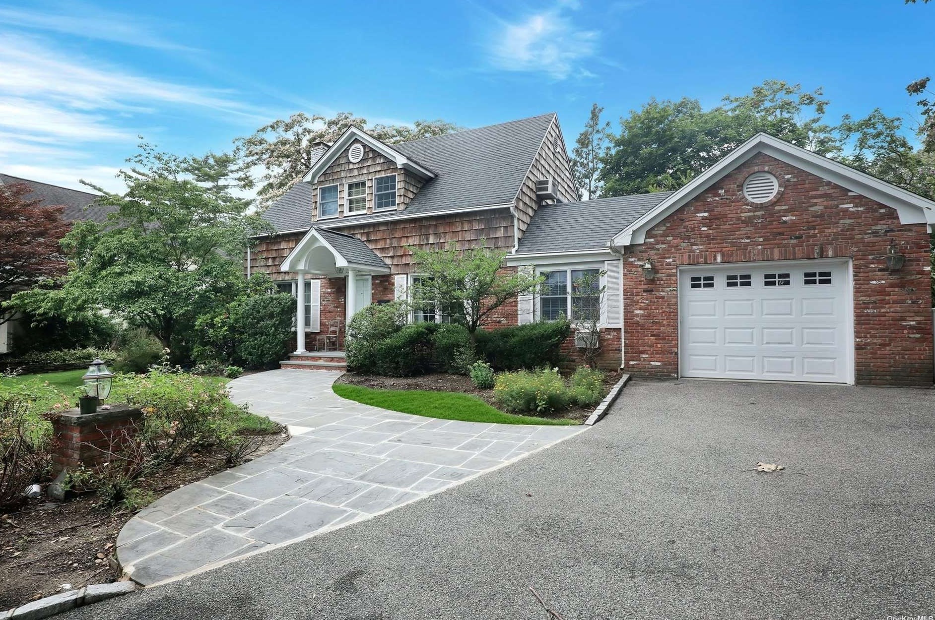 85 Barberry Ln, East Hills, NY 11577-1501