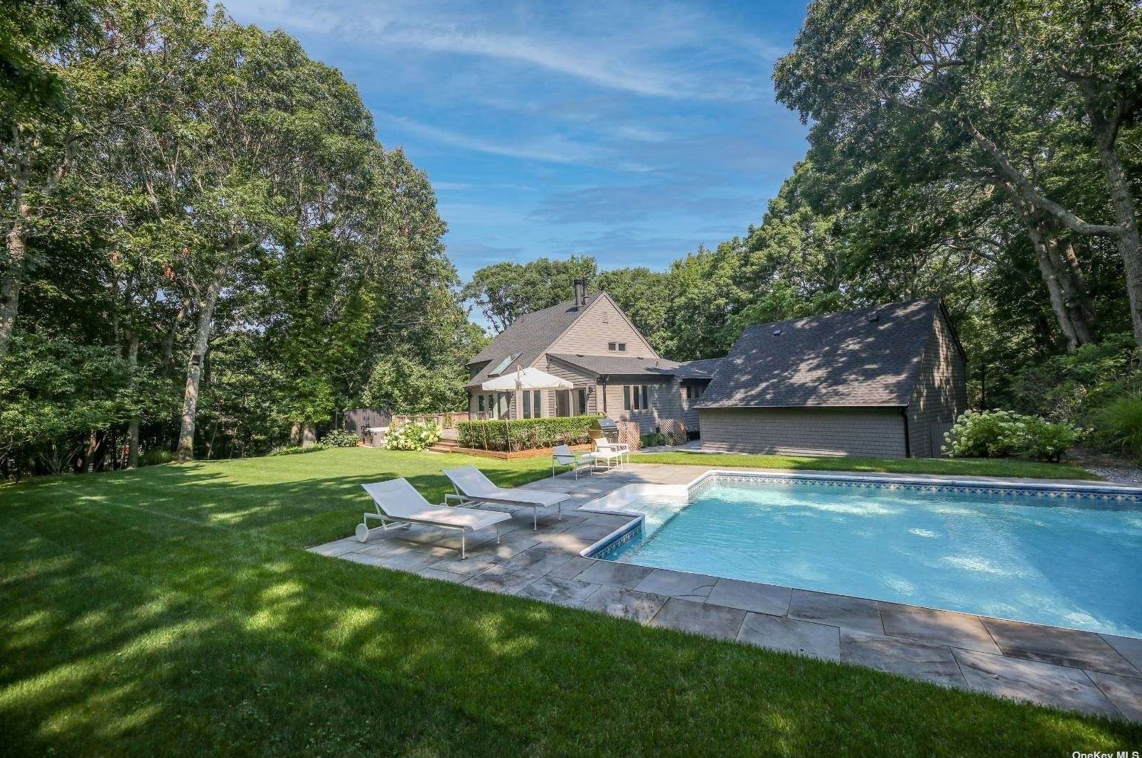 8 Scrimshaw Dr, South Hampton, NY 11968-1013