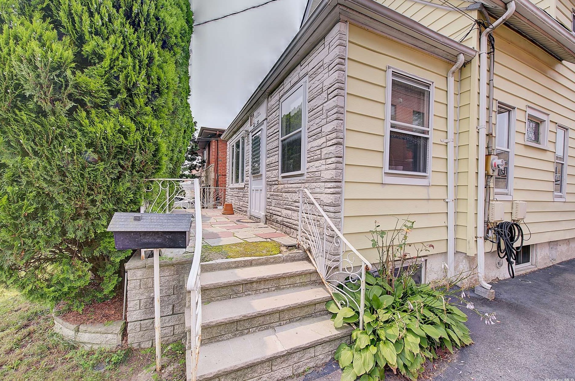 48-22 210th St, Flushing, NY 11364