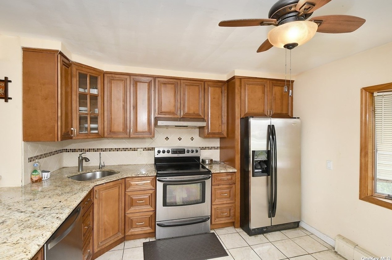 30 Falcon Ln, Plainedge, NY 11756-2107