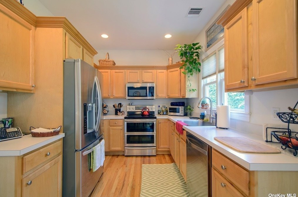 7 Sherman Ave, Hampton Bays, NY 11946-3025