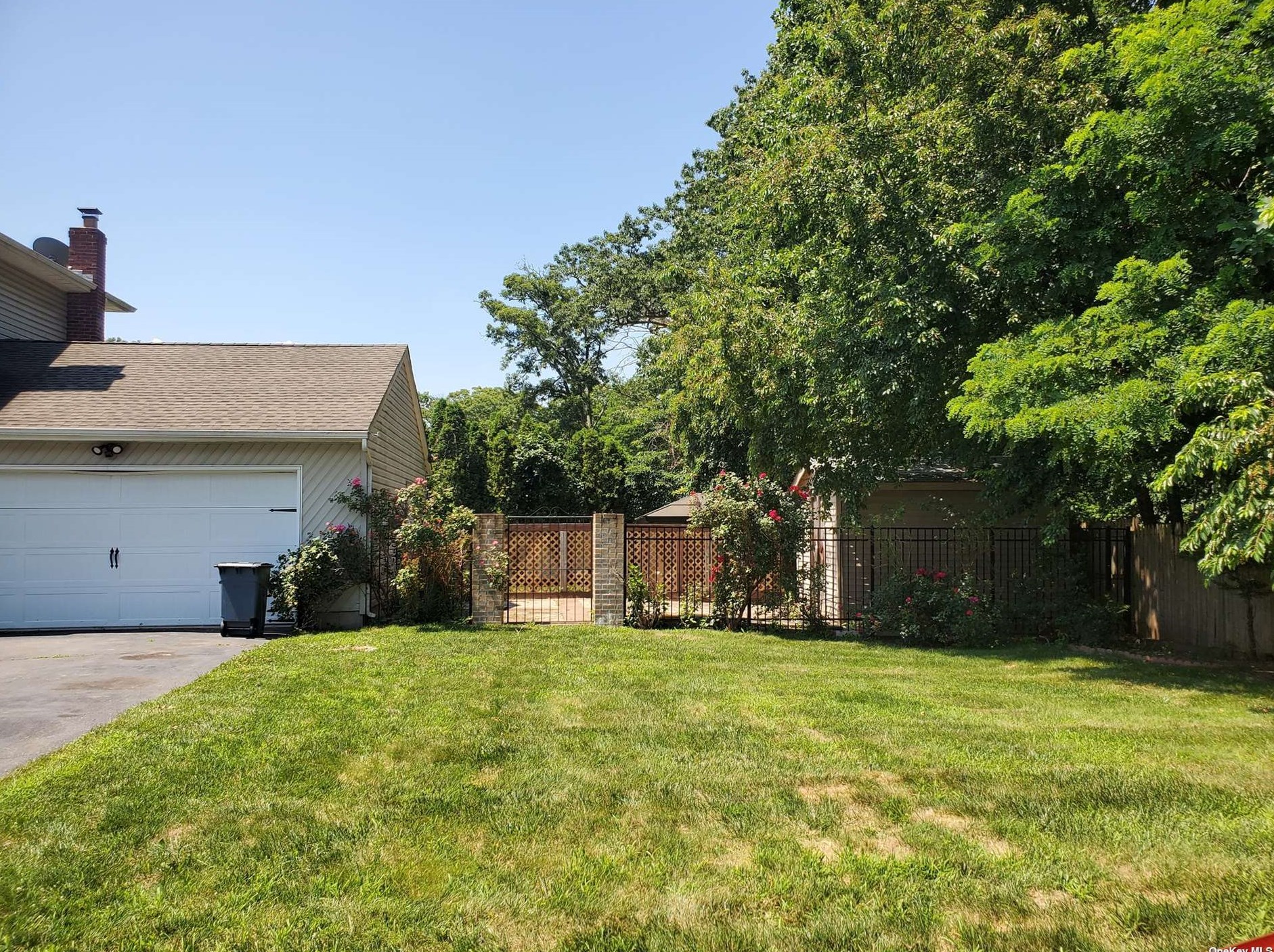 30 Columbo Dr, Deer Park, NY 11729