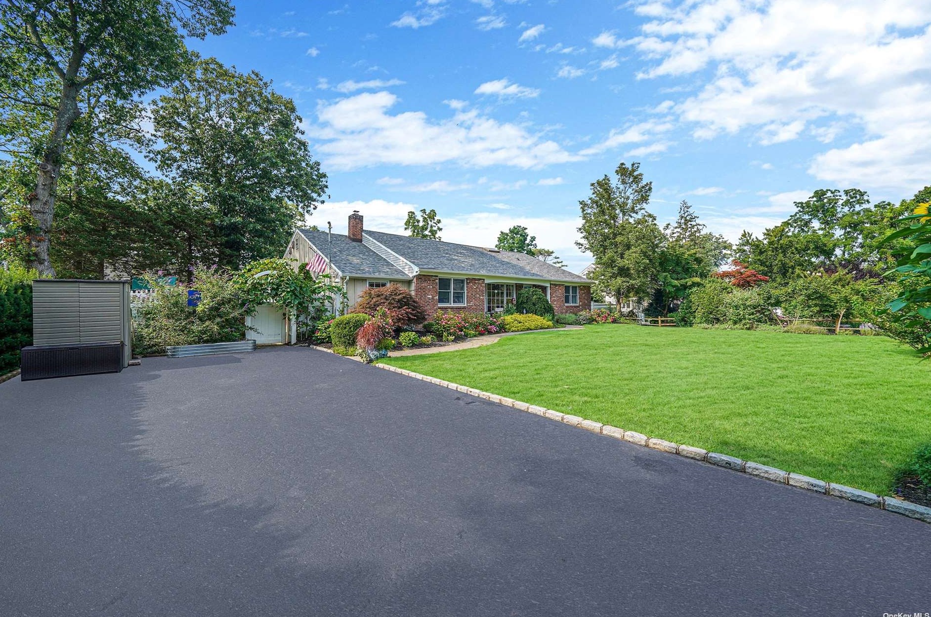 112 Guilford Ave, Oakdale, NY 11769
