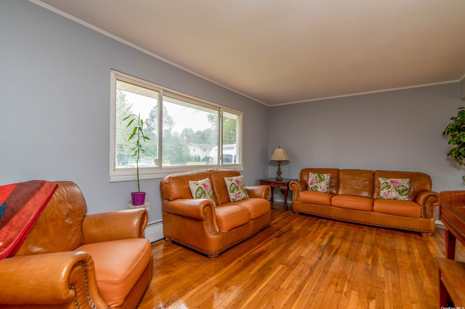38 Circle Dr, Wheatley Heights, NY 11798
