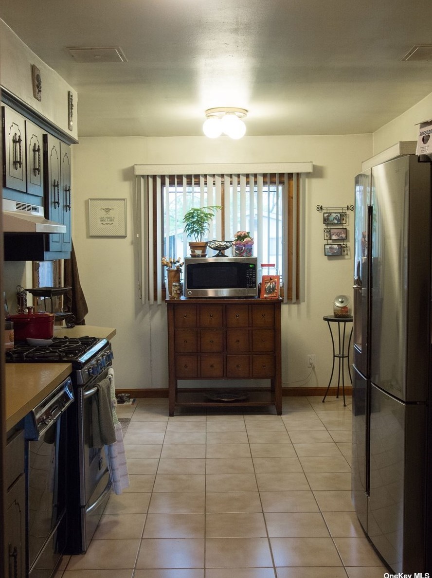 38 W 17th St, Deer Park, NY 11729