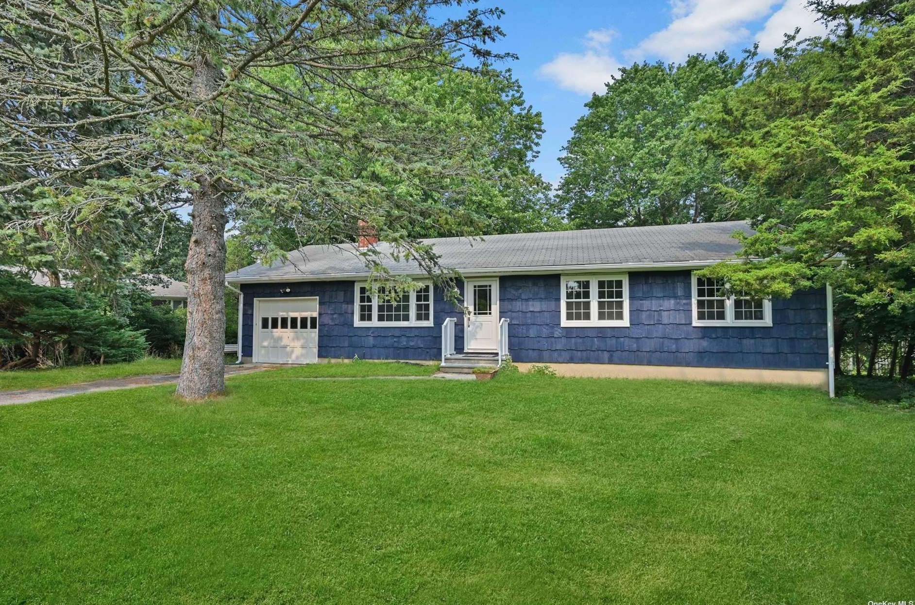 18 Lillian Ln, South Hampton, NY 11968