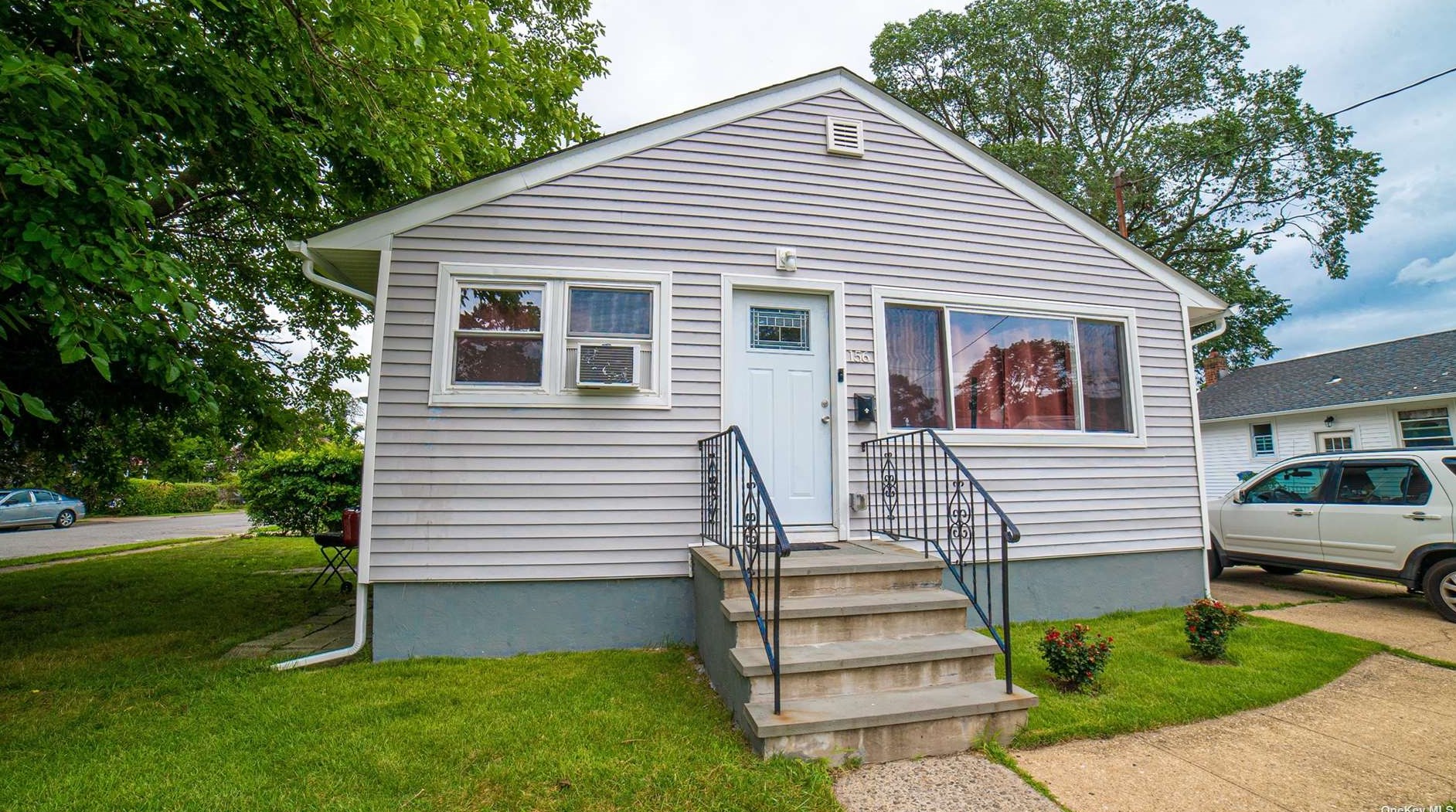 156 President St, Hempstead NY  11550-4725 exterior