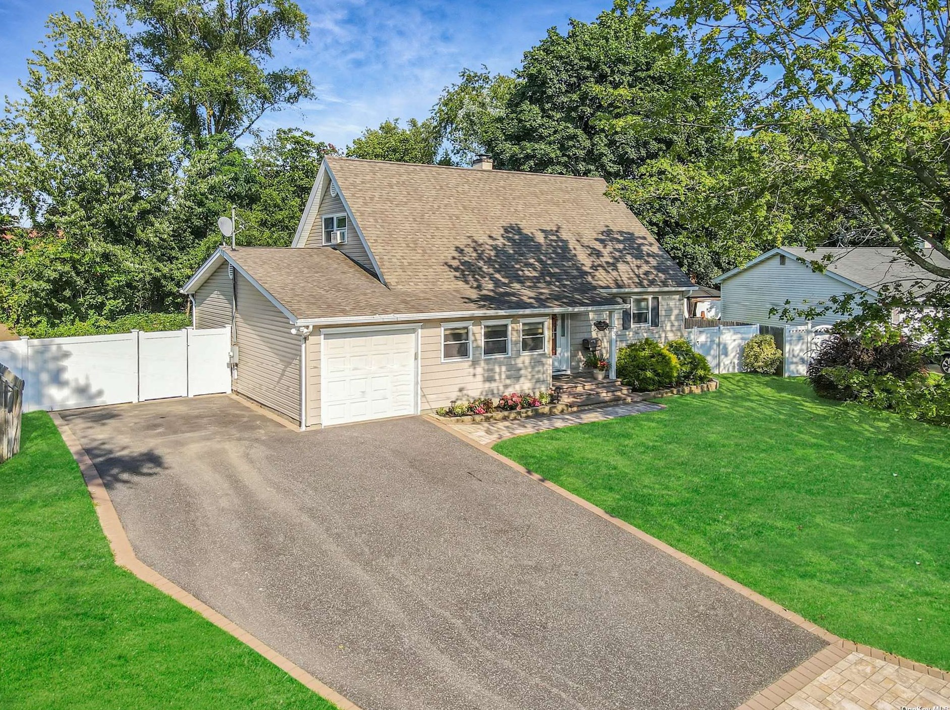 75 Clifton Pl, Prt Jefferson Station, NY 11776-1139