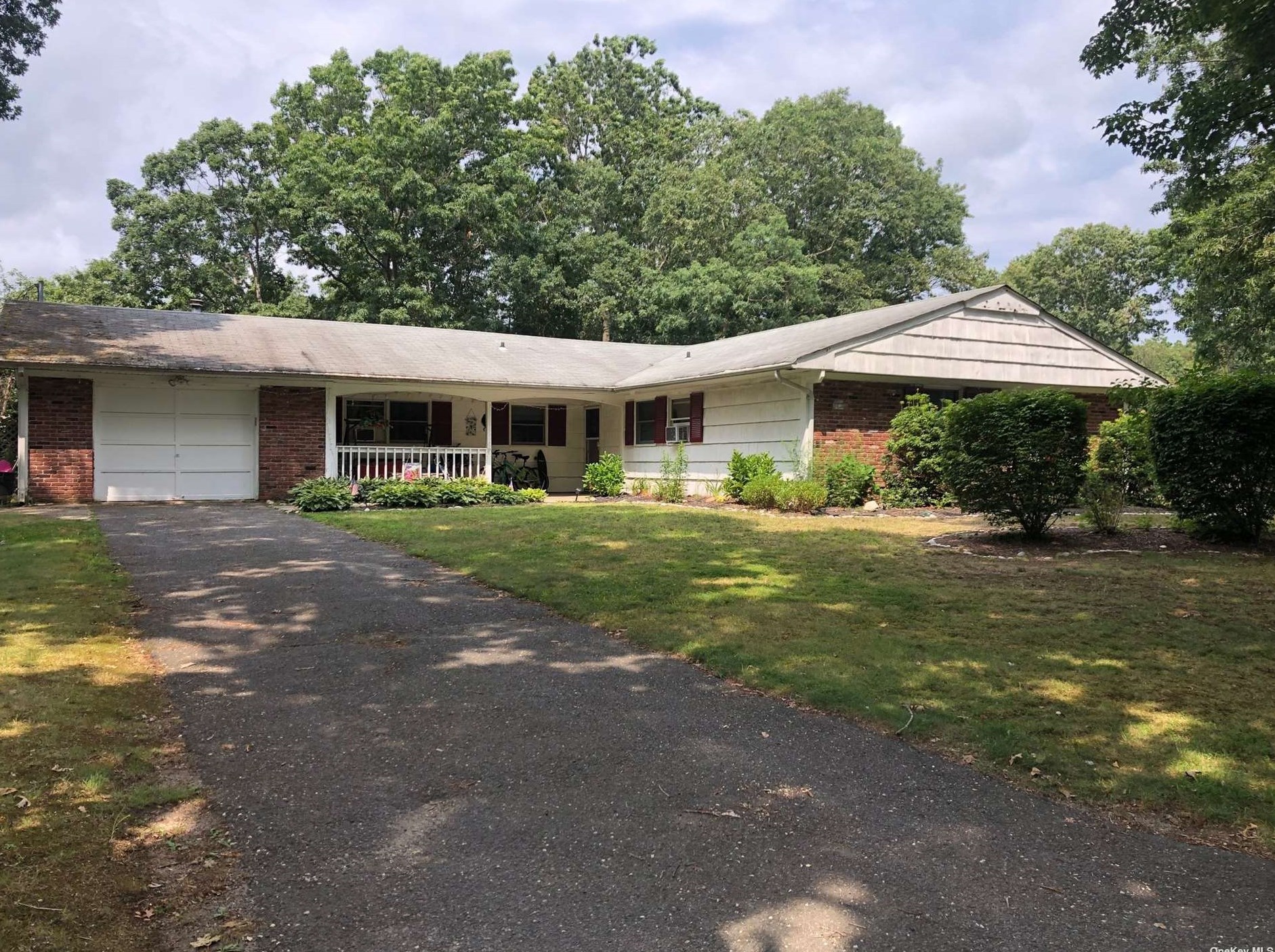 6 Stratton Ct, Stonybrook, NY 11790-3212