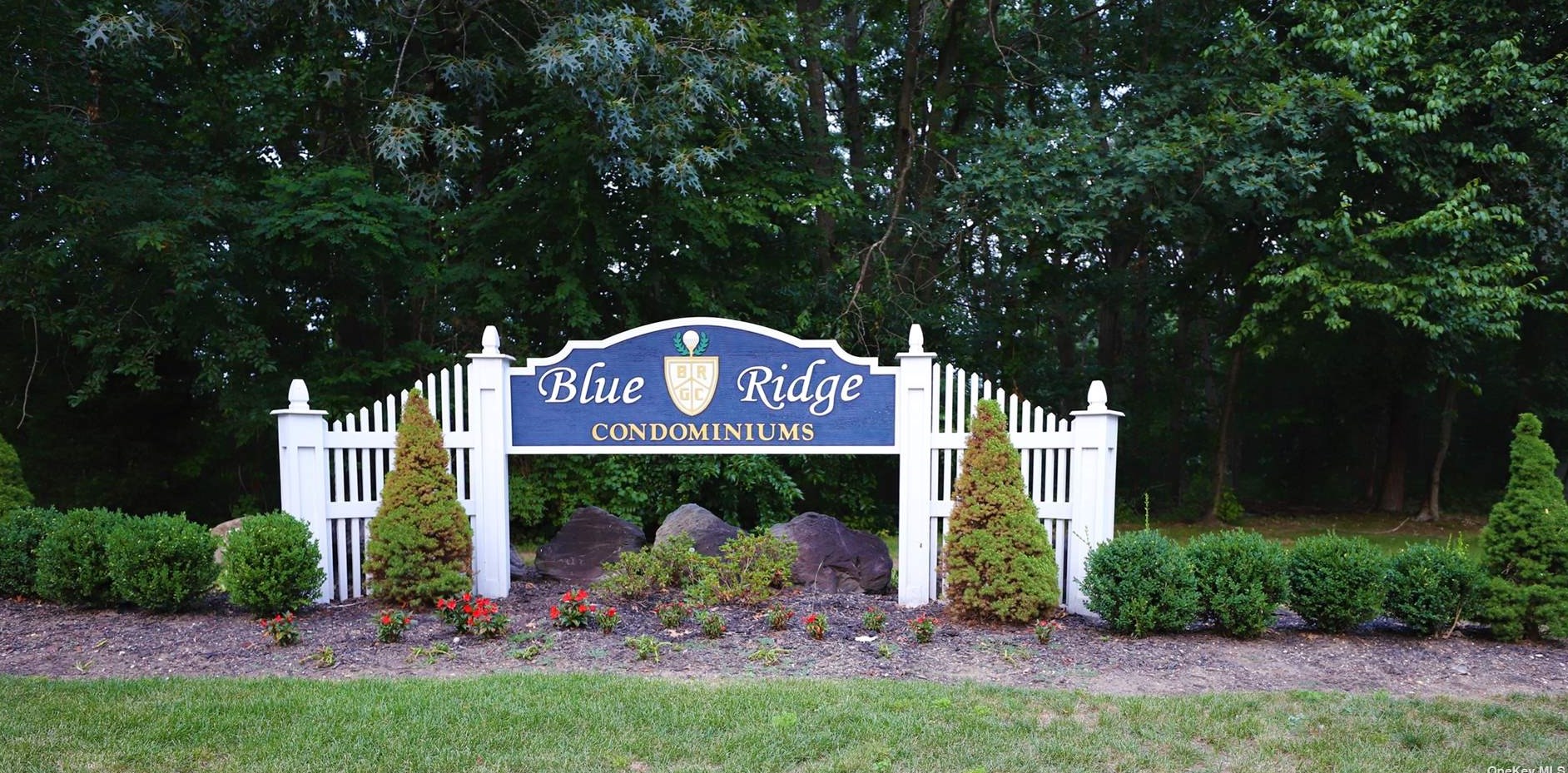 275 Birchwood Rd, Gordon Heights, NY 11763-1240